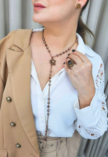 Colar Eloise de perolas marrons com pingente de flor marrom e correntes venezianas