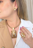 Colar Daniela: Cordão com Pingente de Resina Retangular Marrom no Dourado | Sahara Acessórios