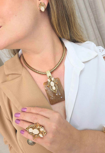 Colar Daniela: Cordão com Pingente de Resina Retangular Marrom no Dourado | Sahara Acessórios