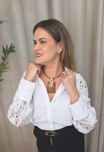 Colar Daniela: Cordão com Pingente de Resina Retangular Marrom no Dourado | Sahara Acessórios