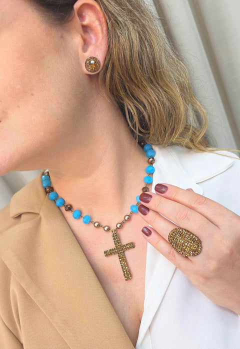 Colar Redenção: Crucifixo com Pedras Azuis Ouro Velho | Religioso Elegante