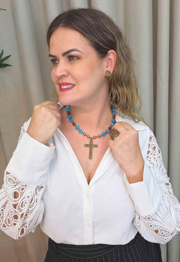 Colar Redenção: Crucifixo com Pedras Azuis Ouro Velho | Religioso Elegante