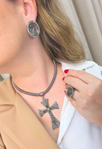 Colar de Cruz Janaína com Cordão e Pedras Grafite - Luxo Religioso Clássico
