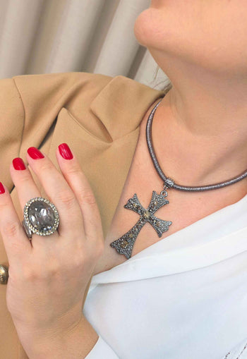 Colar de Cruz Janaína com Cordão e Pedras Grafite - Luxo Religioso Clássico