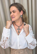 Colar de Cruz Janaína com Cordão e Pedras Grafite - Luxo Religioso Clássico