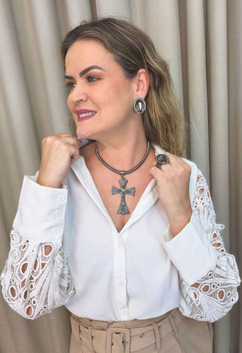 Colar de Cruz Janaína com Cordão e Pedras Grafite - Luxo Religioso Clássico