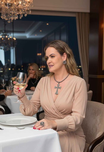 Colar de Cruz Janaína com Cordão e Pedras Grafite - Luxo Religioso Clássico