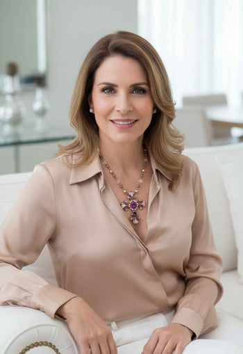 Colar Madeline: Crucifixo com Pedras Rosê e Pérolas no Vintage | Peça Exclusiva Sahara Acessórios