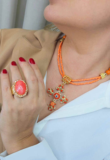 Colar de crucifixo Raquel com pedras em tons laranja e coral banhado no dourado