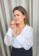 Colar de crucifixo Raquel com pedras em tons laranja e coral banhado no dourado