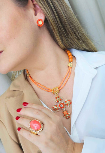 Colar de crucifixo Raquel com pedras em tons laranja e coral banhado no dourado