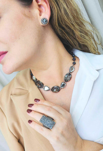 Colar Consagração com pingente de crucifixo e pedras black diamond e hematite