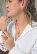 Colar Salmo com cruz delicada com strass light colorado no banho dourado
