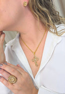 Colar Salmo com cruz delicada com strass light colorado no banho dourado