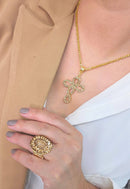Colar Salmo com cruz delicada com strass light colorado no banho dourado