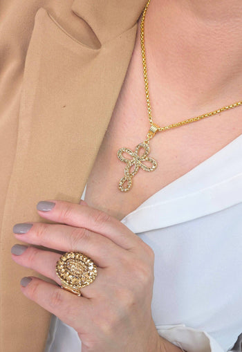 Colar Salmo com cruz delicada com strass light colorado no banho dourado