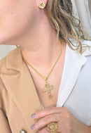 Colar Salmo com cruz delicada com strass light colorado no banho dourado