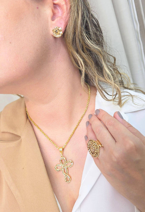 Colar Salmo com cruz delicada com strass light colorado no banho dourado