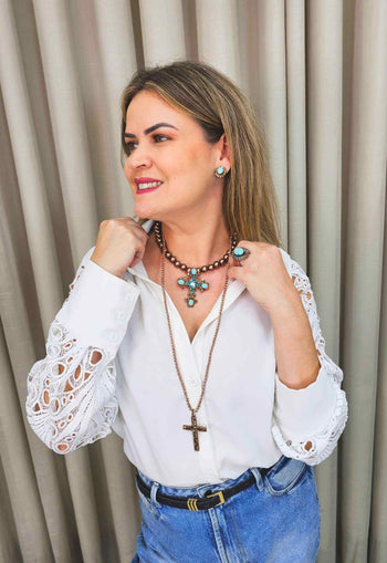 Colar Radiância com mix de pingente de cruz perolas cobreadas e strass em tons de azuis