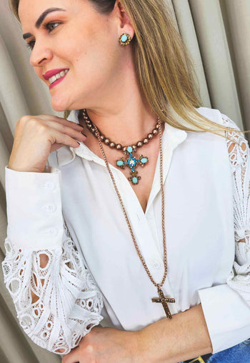 Colar Radiância com mix de pingente de cruz perolas cobreadas e strass em tons de azuis