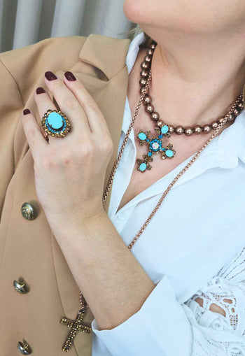 Colar Radiância com mix de pingente de cruz perolas cobreadas e strass em tons de azuis