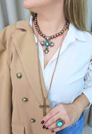 Colar Radiância com mix de pingente de cruz perolas cobreadas e strass em tons de azuis