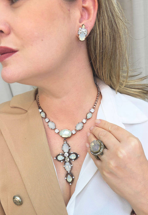 Colar Bruna: Com Crucifixo de Pedras Opala e Strass Cristal no Vintage | Peça Exclusiva