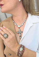 Colar Bruna: Com Crucifixo de Pedras Opala e Strass Cristal no Vintage | Peça Exclusiva