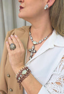 Colar Bruna: Com Crucifixo de Pedras Opala e Strass Cristal no Vintage | Peça Exclusiva