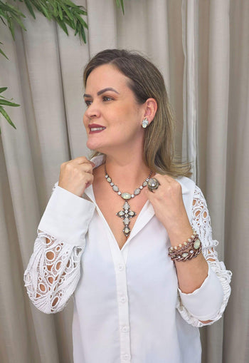 Colar Bruna: Com Crucifixo de Pedras Opala e Strass Cristal no Vintage | Peça Exclusiva