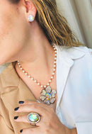 Colar Janete de pérolas com maxi pingente de flor boreal banhado no vintage