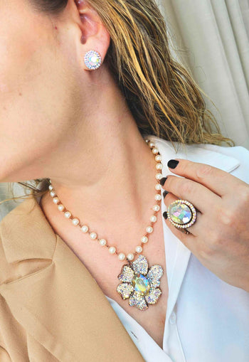 Colar Janete de pérolas com maxi pingente de flor boreal banhado no vintage