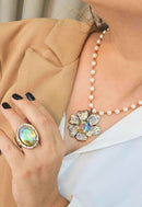 Colar Janete de pérolas com maxi pingente de flor boreal banhado no vintage