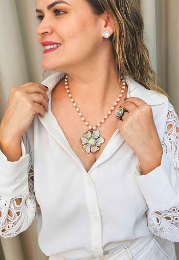 Colar Janete de pérolas com maxi pingente de flor boreal banhado no vintage
