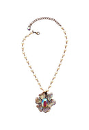 Colar Janete de pérolas com maxi pingente de flor boreal banhado no vintage