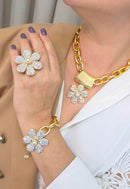 Colar Samara Gold: Romântico com Flor Furta Cor e Elos Dourados | Look Inesquecível