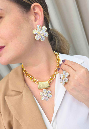 Colar Samara Gold: Romântico com Flor Furta Cor e Elos Dourados | Look Inesquecível