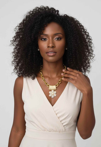 Colar Samara Gold: Romântico com Flor Furta Cor e Elos Dourados | Look Inesquecível
