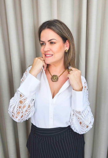 Colar Tatiana com pingente de flor e cristais aurum banhado no vintage