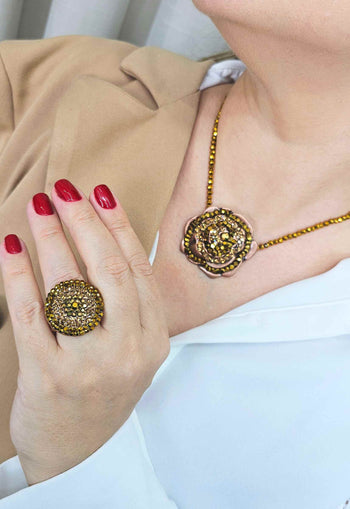 Colar Tatiana com pingente de flor e cristais aurum banhado no vintage