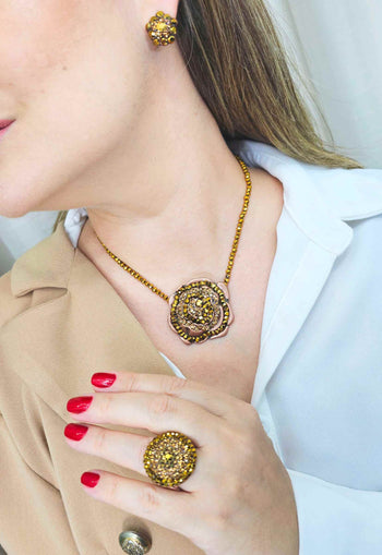 Colar Tatiana com pingente de flor e cristais aurum banhado no vintage