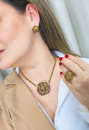 Colar Tatiana com pingente de flor e cristais aurum banhado no vintage