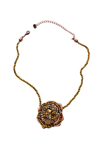 Colar Tatiana com pingente de flor e cristais aurum banhado no vintage