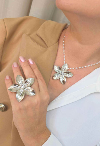 Colar Florença: Romântico de Pérolas, Flor e Strass Cristal Banhado no Prata | Delicado de Presença