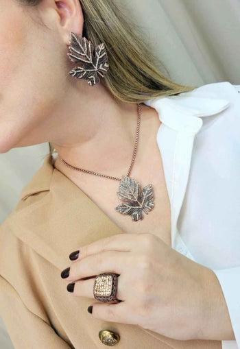 Colar Resplandecer de folha vintage com strass