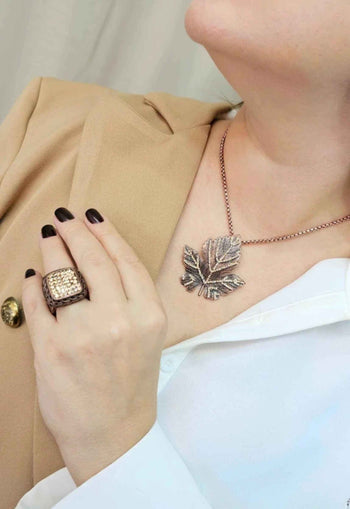 Colar Resplandecer de folha vintage com strass