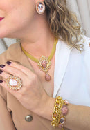 Colar Lolita de malha dourada e pingente com pedras pêssego