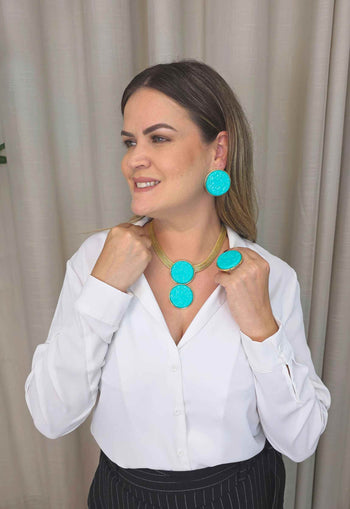 Colar Marlene: Corrente Dourada com Pingente de Metal Esmaltado Turquesa | Essencial para o Dia a Dia