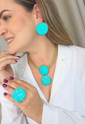 Colar Marlene: Corrente Dourada com Pingente de Metal Esmaltado Turquesa | Essencial para o Dia a Dia