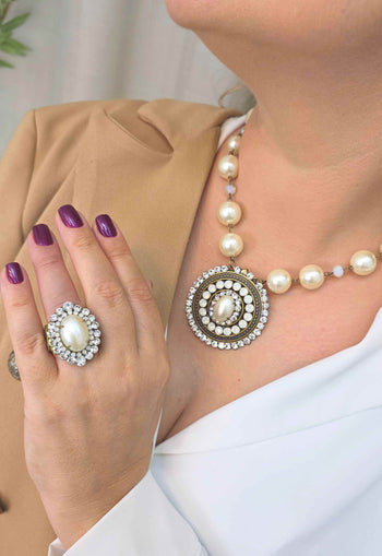 Colar Sandra: Clássico de Pérolas com Pingente Redondo de Strass no Ouro Velho | Estilo Atemporal
